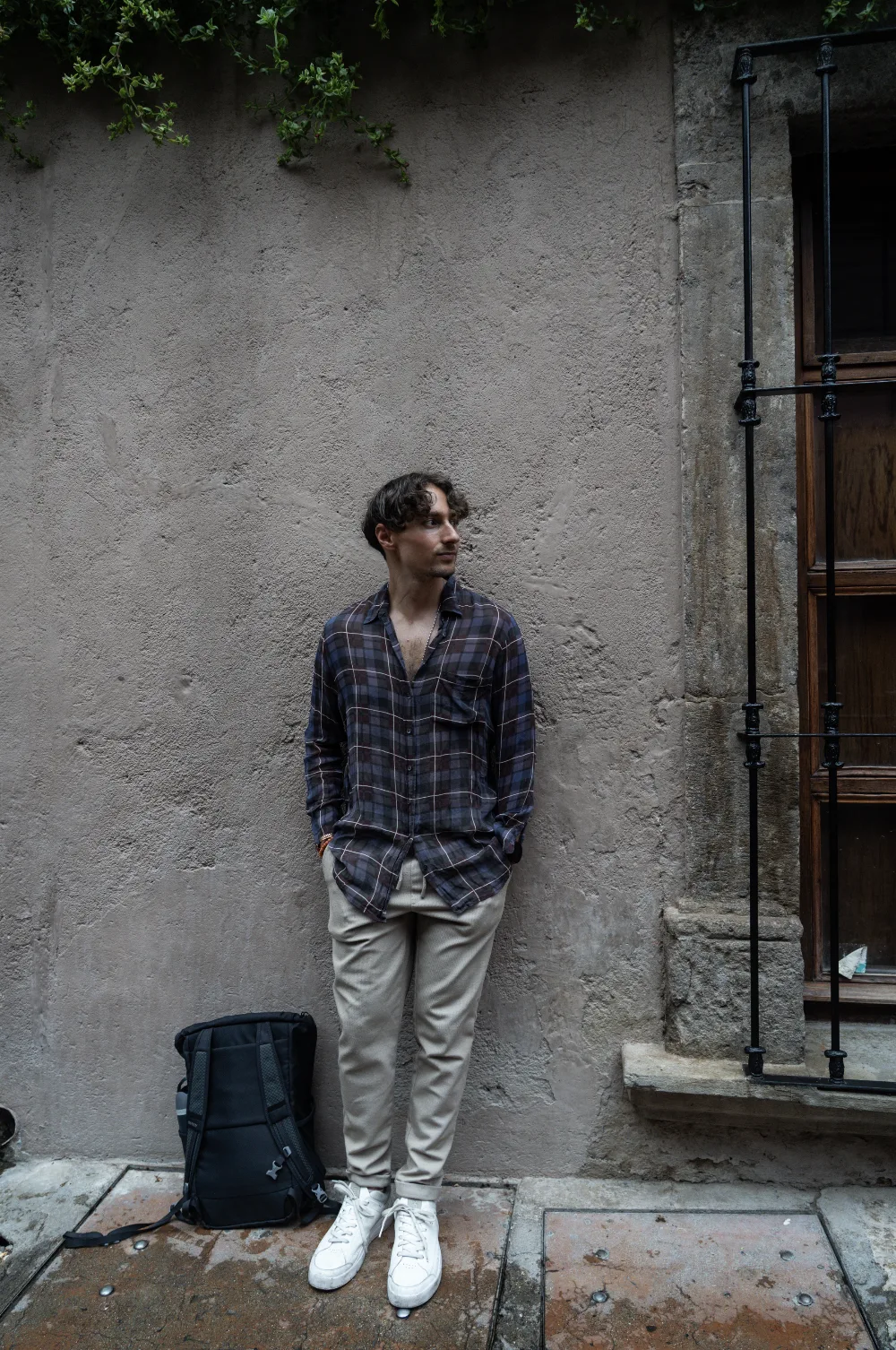 Zach Cohen leaning against a wall in Mexico City